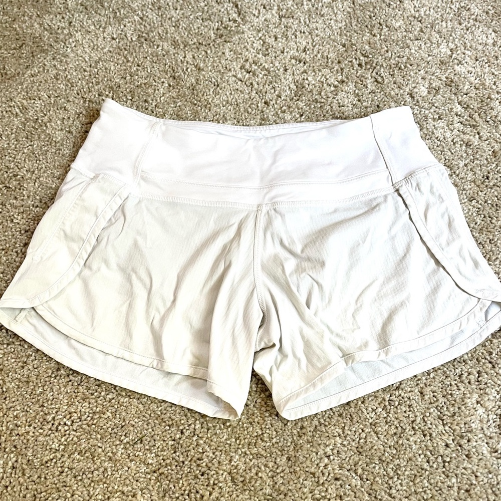 Lululemon Speed-up Low rise 2.5” White Lined shorts